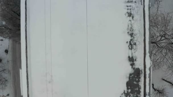 Volare Sopra Tetto Dell Edificio Coperto Neve Bianca Inverno Nebbioso — Video Stock