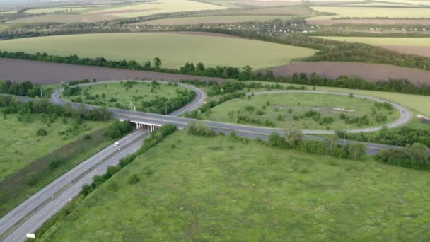 Luftaufnahme Auf Der Autobahn Durch Grüne Felder Einem Sonnigen Sommertag — Stockvideo