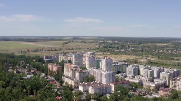 Vidéo Bâtiments Ville Entre Les Arbres Beau Panorama Paysage Urbain — Video