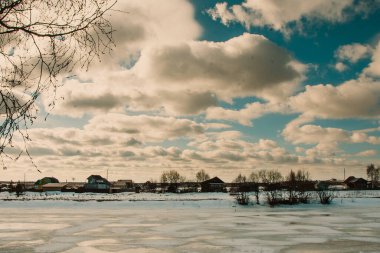Kışın küçük bir Rus köyü