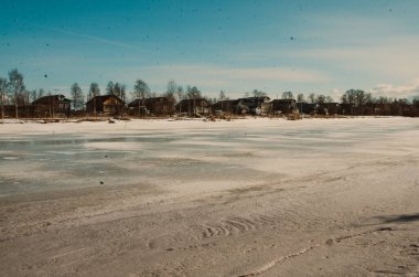 Kışın küçük bir Rus köyü