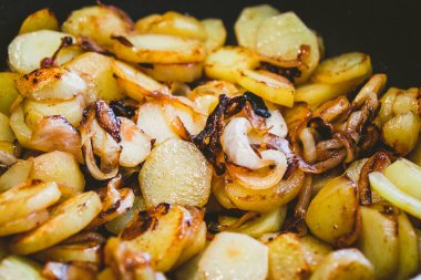 Kızarmış patatesleri yakın.