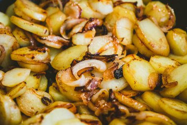 Kızarmış patatesleri yakın.