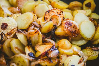 Kızarmış patatesleri yakın.