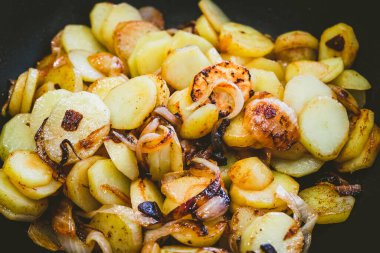 Kızarmış patatesleri yakın.