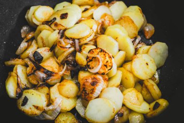 Kızarmış patatesleri yakın.