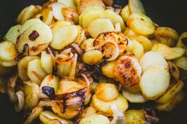 Kızarmış patatesleri yakın.