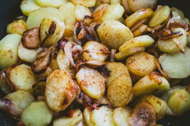 Kızarmış patatesleri yakın.