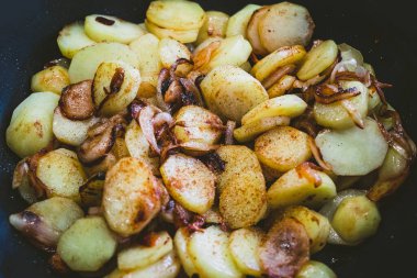 Kızarmış patatesleri yakın.