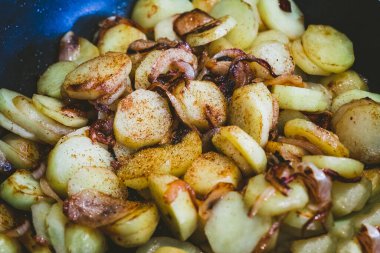 Kızarmış patatesleri yakın.