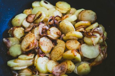 Kızarmış patatesleri yakın.