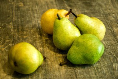 Koyu ahşap armutlar