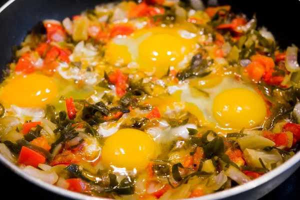 Shakshuka, Stekta ägg i tomatsås till påskbrunch — Stockfoto