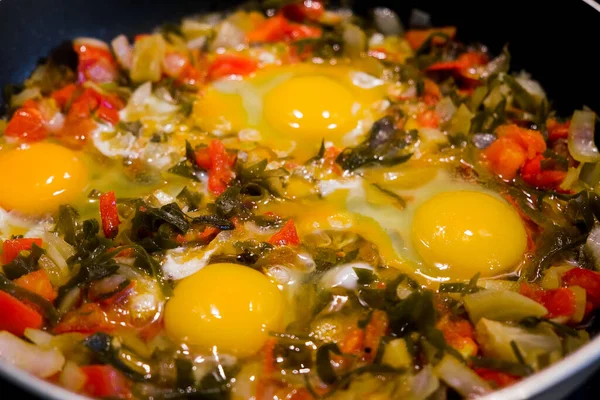 Shakshuka, Stekta ägg i tomatsås till påskbrunch — Stockfoto