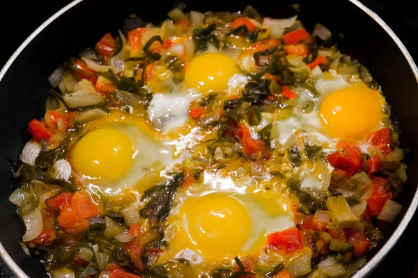 Shakshuka, Stekta ägg i tomatsås till påskbrunch — Stockfoto