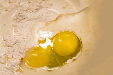 Ev yapımı makarna malzemeleri.