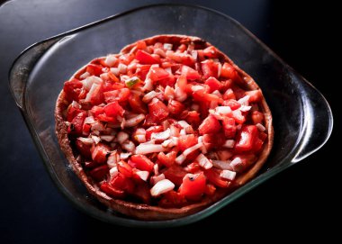 Şaraplı domatesli kiş, ulusal reçete.