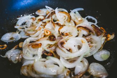 Kızartmadan önce tavada soğan kes.