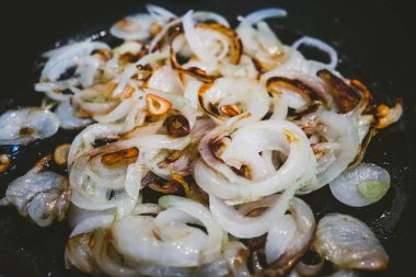 Kızartmadan önce tavada soğan kes.