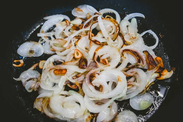 Kızartmadan önce tavada soğan kes.