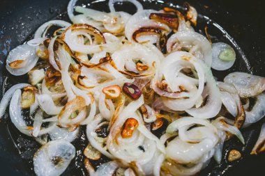 Kızartmadan önce tavada soğan kes.