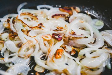 Kızartmadan önce tavada soğan kes.