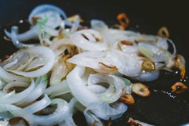 Kızartmadan önce tavada soğan kes.