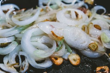 Kızartmadan önce tavada soğan kes.