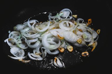 Kızartmadan önce tavada soğan kes.