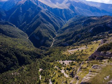 Tsitsa nehrinin dağ vadisinin havadan manzarası. Rusya, Kafkasya.