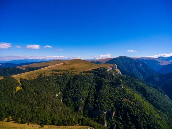 Αεροφωτογραφία Της Κοιλάδας Του Βουνού Επιθυμεί Γαλάζιο Ουρανό — Φωτογραφία Αρχείου
