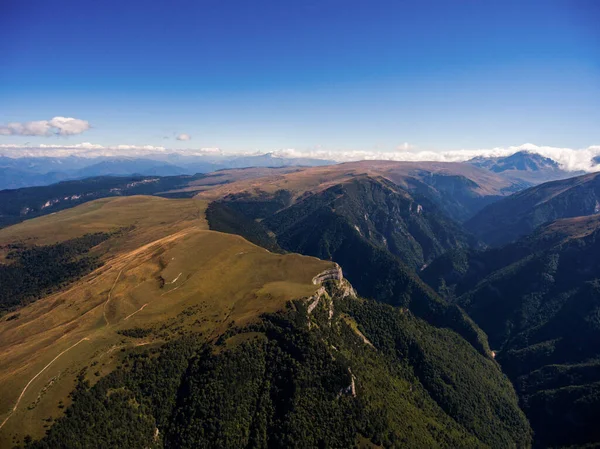 Vista Aérea Desfiladeiro Montanha Prados Alpinos Rússia — Fotografia de Stock