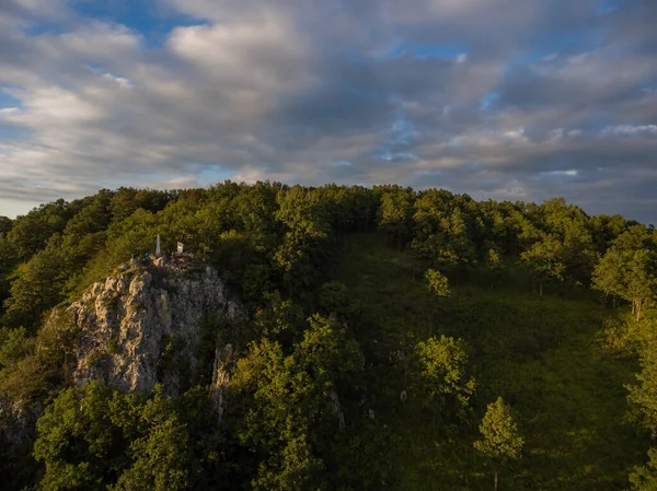 Letecká Krajina Skála Pokrytá Lesem Zamračenou Oblohou — Stock fotografie