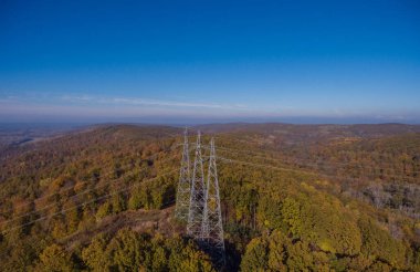 Hava görüntüsü. Yüksek voltajlı metal direği. Yüksek voltaj iletim kulesi.