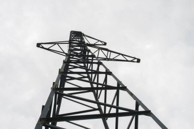 Kablosuz yüksek gerilimli direk terk edilmiş. Rusya.