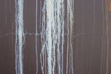 Kırmızı pas ve beyaz lekeli paslı metal yüzey. 