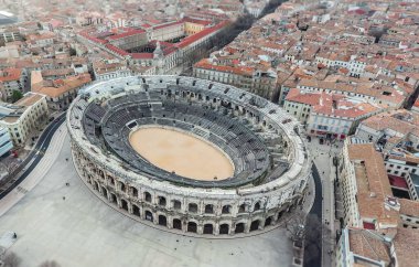 Nimes, Fransa 'daki antik Roma amfitiyatrosunun havadan görünüşü