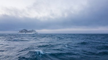 Açık denizde büyük bir yolcu gemisi..