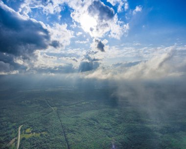 İnanılmaz bir panoramik manzara. Kenar bulutlu İHA fotoğrafı.