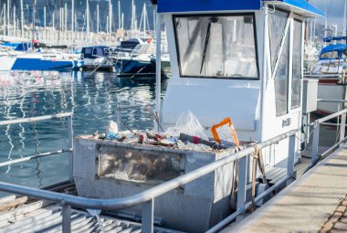 Deniz çöplerinin su alanlarını temizlemek için belediye gemisi. Seçici odak.
