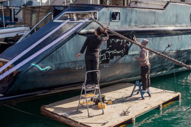 Bir yatın kenarlarındaki boya tamiri..