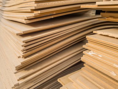 Kalitesiz MDF yığınları. Seçici odak.