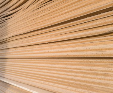 Bir avuç kalitesiz MDF. Seçici odak.