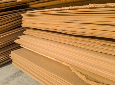 Kalitesiz MDF yığınları. Seçici odak.