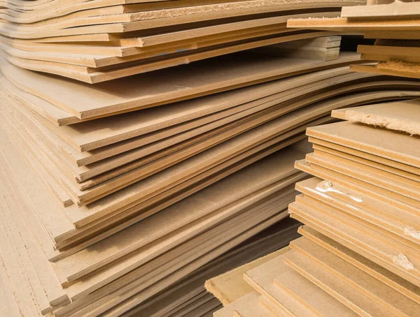 Kalitesiz MDF yığınları. Seçici odak.