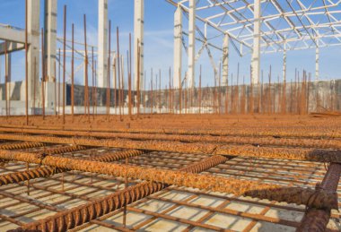 Metal takviyeli inşaat alanı. Seçici odak.