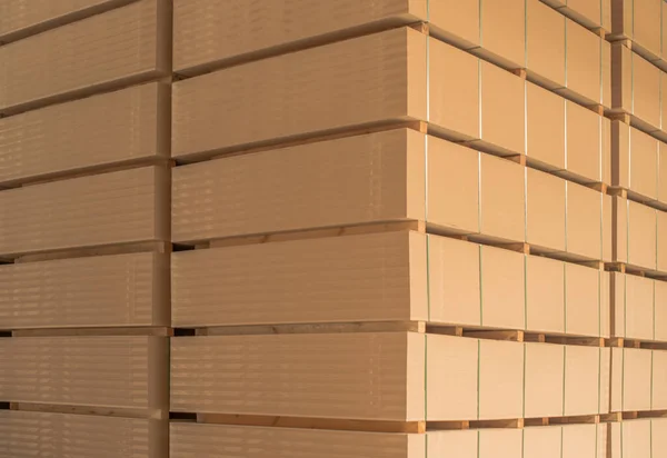 MDF sürüsü depoda sıraya dizildi.