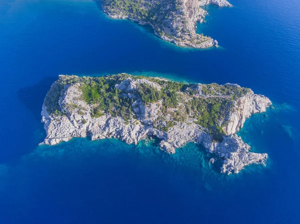 Vista Superior Las Islas Rocosas Medio Del Agua Azul Del —  Fotos de Stock