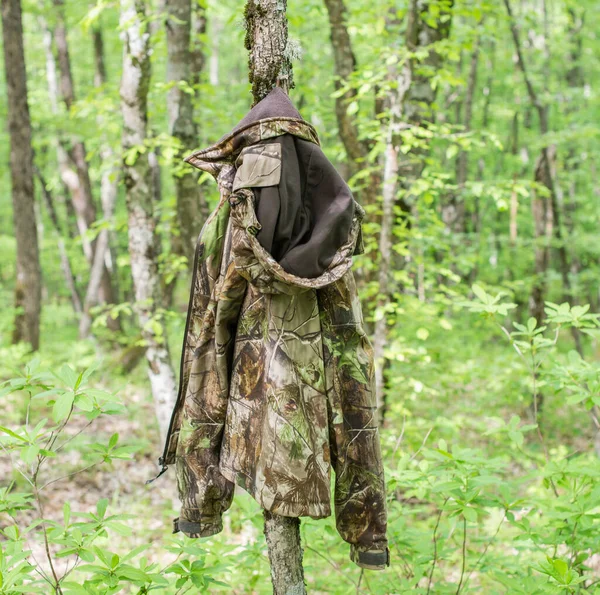 Chaqueta Camuflaje Hunter Colgada Árbol Bosque — Foto de Stock