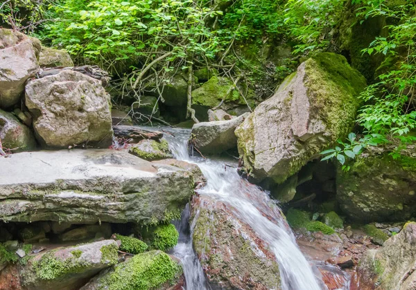 Riacho Flui Entre Grandes Pedras Foco Seletivo — Fotografia de Stock